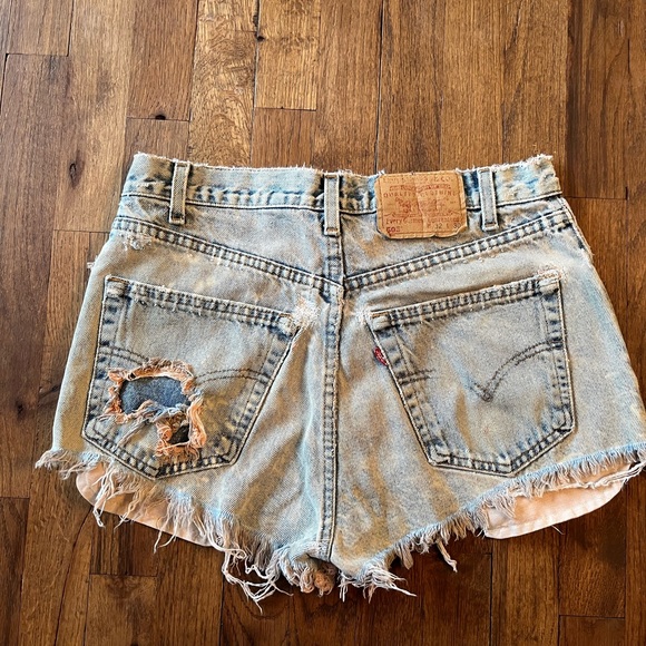Vintage distressed Levi cut offs - Picture 4 of 5